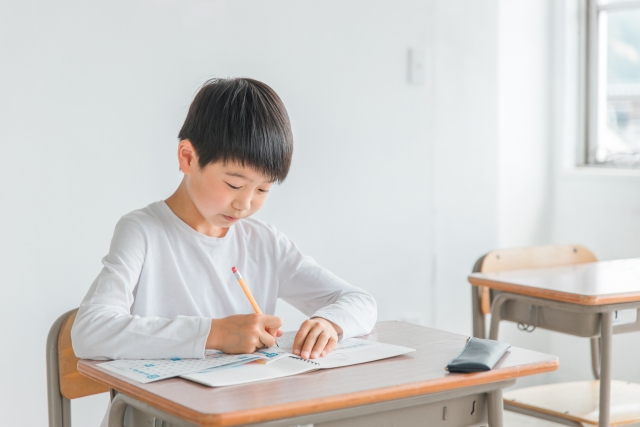 中学受験に備えて塾はいつから通うべき？通塾が必要な理由や親として意識するべきポイントなども解説